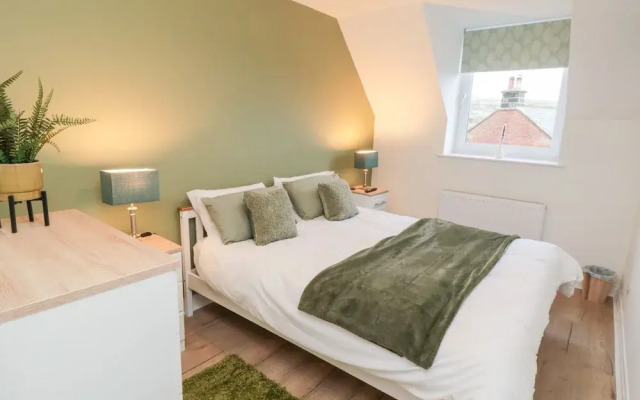 4 Maypole Green