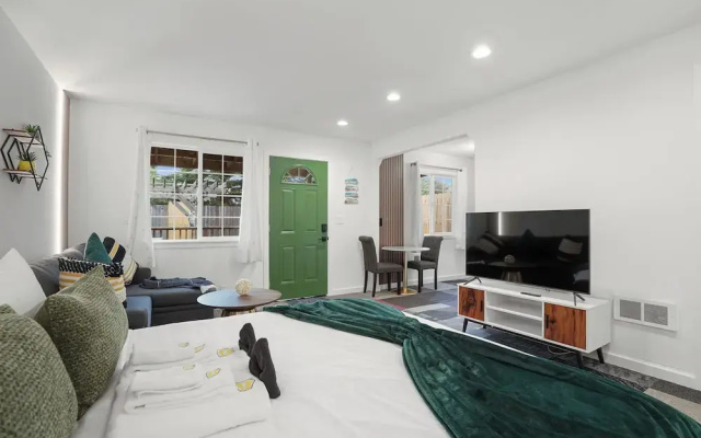 Beachy 1BR Escape with SofaBed Golf