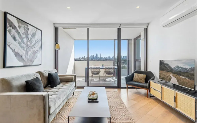 Elegant 2-bed Apartment With Expansive City Views