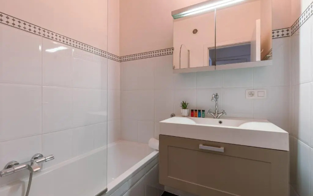 Family apartment with lovely garden and parking