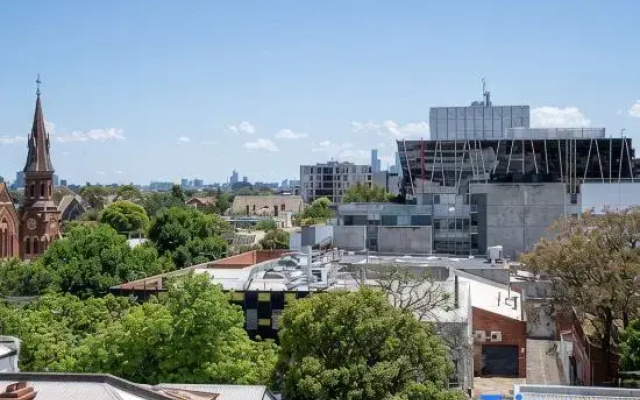 Modern 2B Apt with Views Near Swinburne University