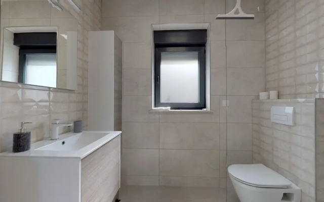 2 Bed House - Sleeps 4 - Hottub - Garden - Parking