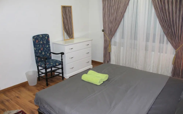 Beautiful 2 BR Apt Quiet & Private