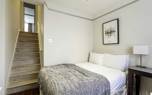 Cosy Kensington Two Bedroom Flat