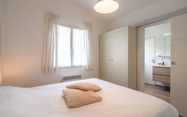 Villa in Pouzols with Private Pool & Vineyards