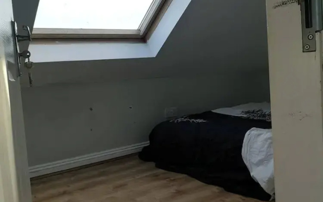 Cute 'bijous' Attic Roof DBL Bedroom Apartment