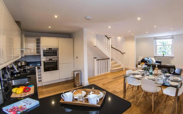 Finchley Central Luxury 2/3 bed triplex loft style apartment