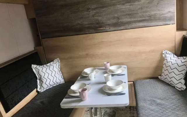 2 Bed Lodge - Sleeps 4 - Pets - Hot Tub - Parking