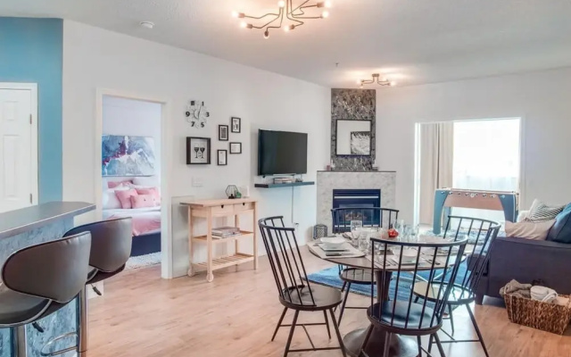Fun and Colourful Condo w Foosball Parking Coffee