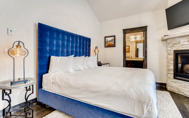 New Luxury 3bdr Townhome/stunning Decor, Mountain Views 3 Bedroom Townhouse by RedAwning