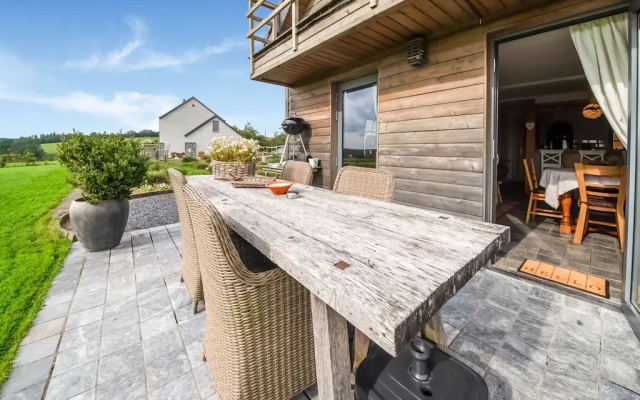 Tranquil Holiday Home in Mont with bubble bath, Terrace, Garden
