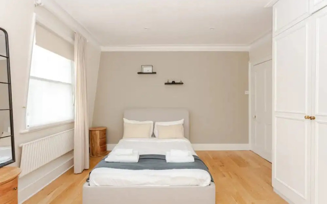 Beautiful 5 Bedroom Home With Garden in South Kensington