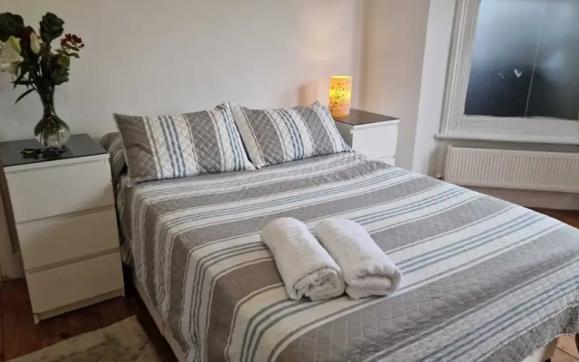 1 Bed Flat - Sleeps 2 - Pets - Parking - Wifi