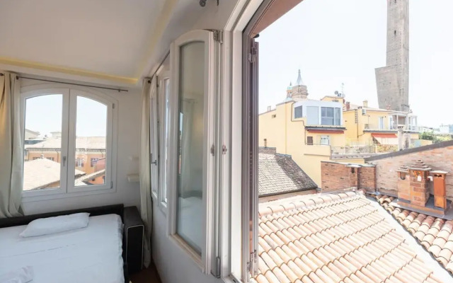 Asinelli in Bologna with 1 bedrooms and 1 bathrooms