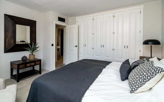 LNM17- Modern 1 bed flat, close to beach and port