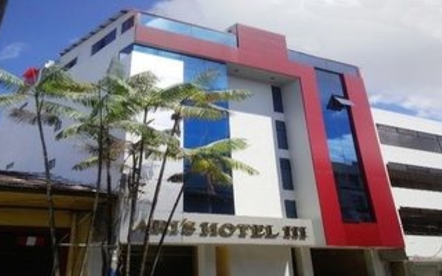 Ari's Hotel III вид на фасад