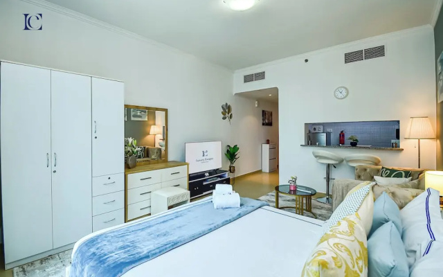 Silver - Modern Studio with lake view