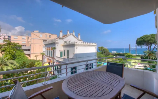 T2 vue mer 100m plages piscine PKG