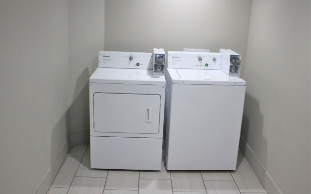 La Quinta Inn & Suites by Wyndham Indianapolis Downtown