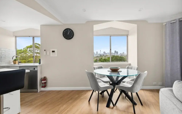 Stylish 2-bed Camperdown Apartment With Balcony