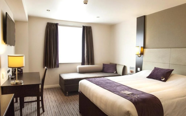 Premier Inn Manchester Trafford Centre South