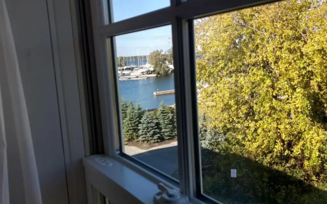 Harbor House Inn
