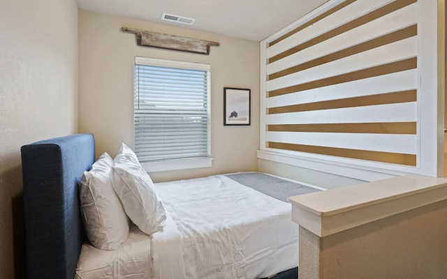 Geary Getaway 3 Bedroom Home by RedAwning