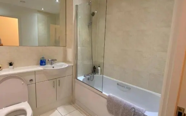 Woking Stylish and Modern 2 bedroom Apartment