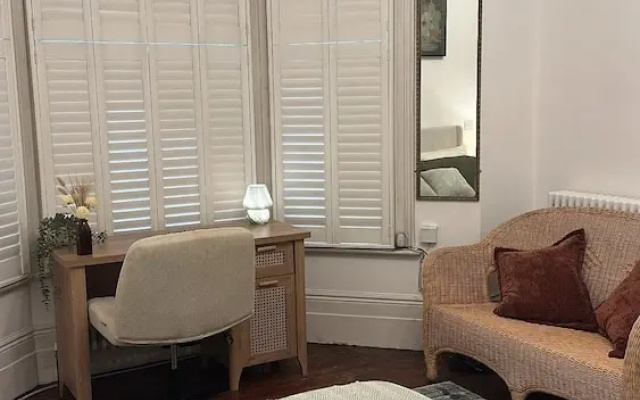 Cosy West Kensington Apartment - 3 Min to Tube