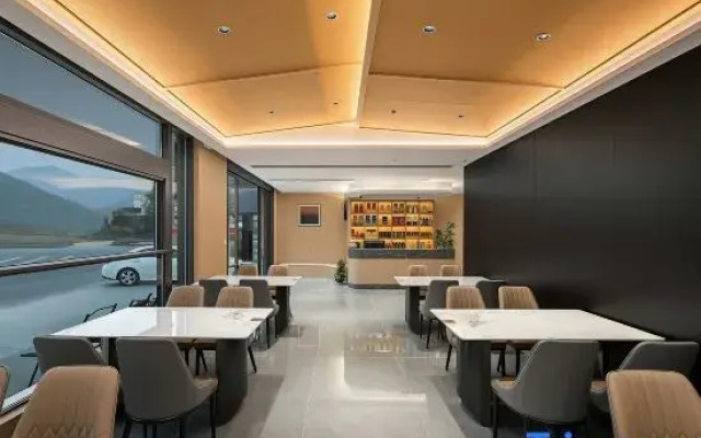 Lakeside Residence（ Grassland in Anji）