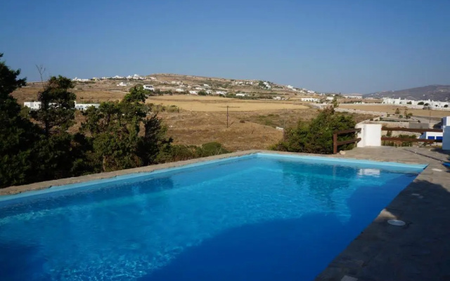 2-bedroom stone house, pool, 10min walk to beach