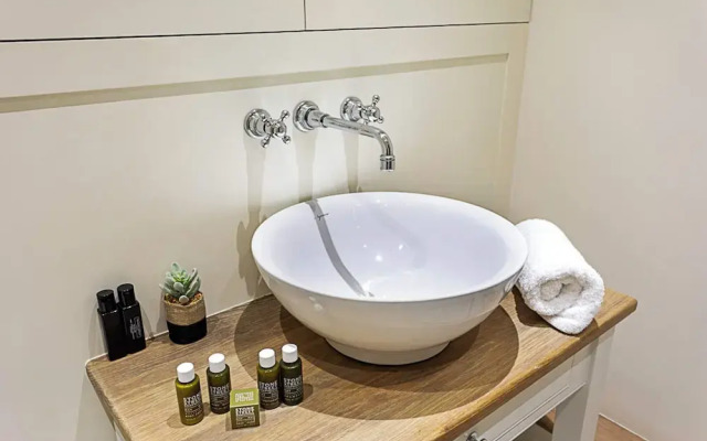 Fulham Serenity: Your Charming 2-bed Retreat