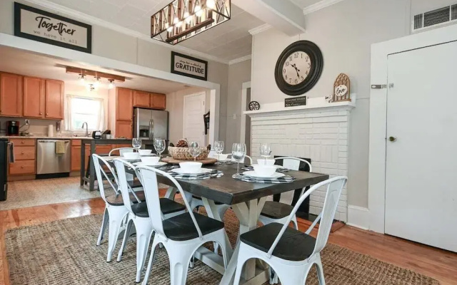 The Bulldog Farmhouse - 100+ Year old Home