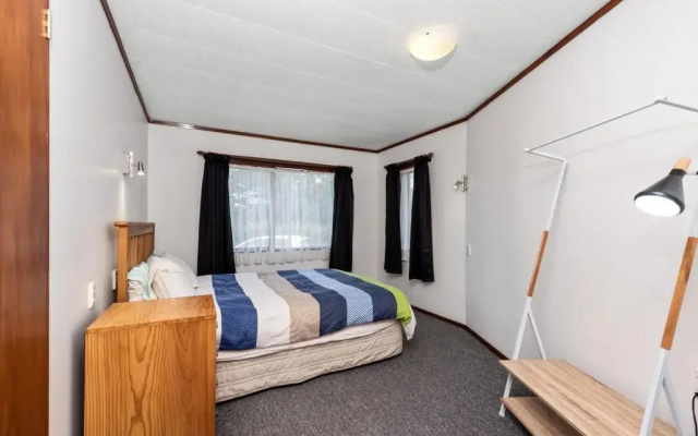 Courtside Quarters - Waihi Beach Holiday Home