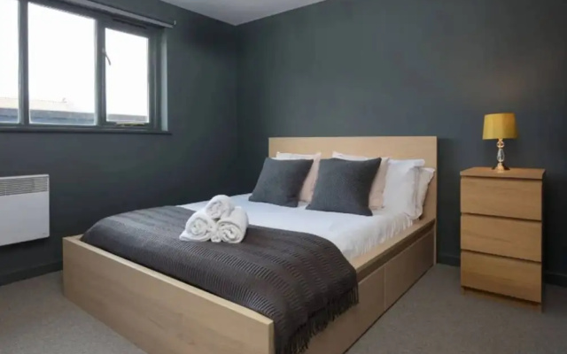 Contemporary 2 Bedroom Midland Mews Apartment