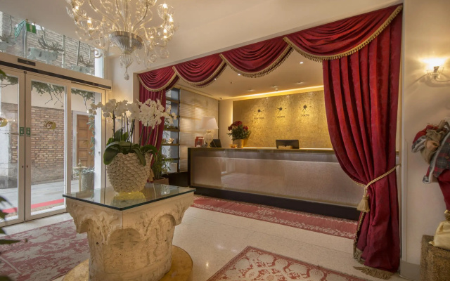 Hotel A LA Commedia