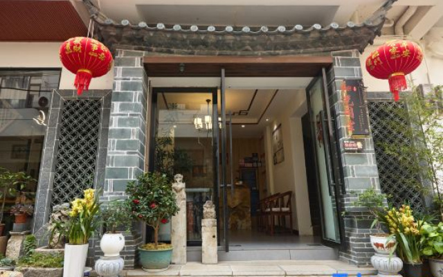 Heguang Tongchen Inn (Jianshui Ancient City Huancuilou Store)
