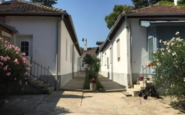 APARTMENTS42