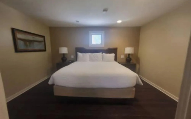 Private One Bedroom Condo on Golf Course, free parking