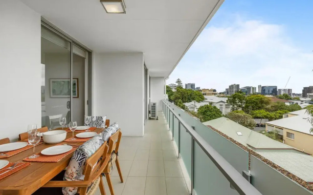 Sleek 2-bed With Balcony and Communal BBQ Area