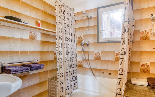 Beautiful Pet-friendly Villa in Régusse With Swimming Pool"