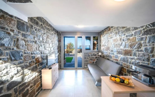 TerraZeus - Stone House Beachfront 3