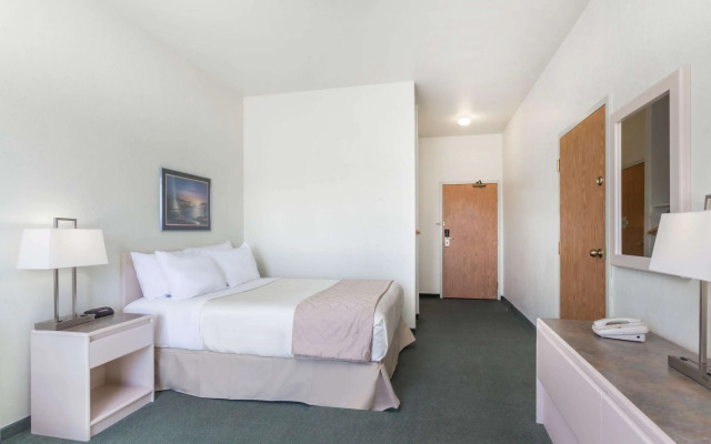 Super 8 by Wyndham Dauphin