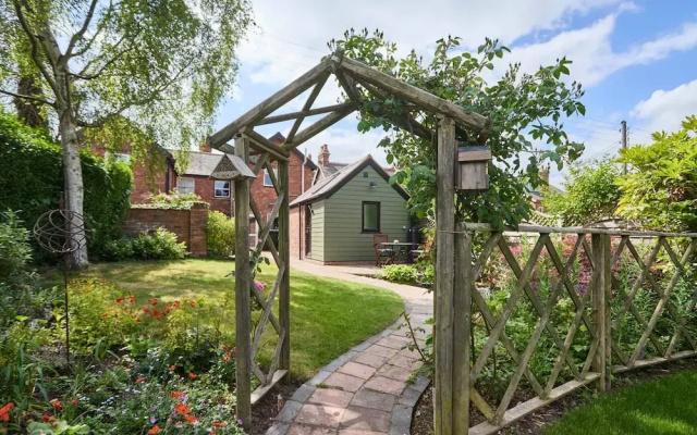 Host Stay Garden Studio