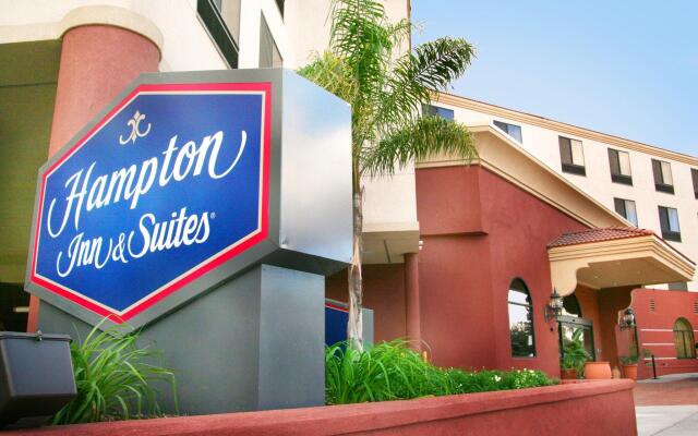 Отель Hampton Inn & Suites Los Angeles Burbank Airport Лос-Анджелес вид на фасад