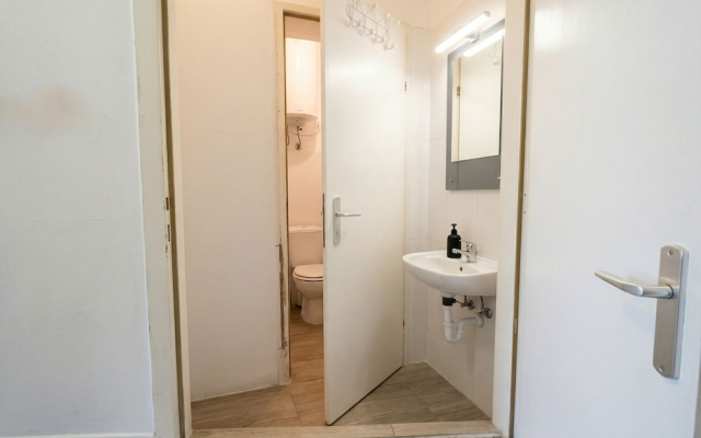 Central & Simple 1BR Apartment with WIFI