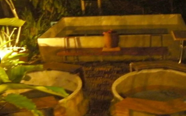 Hut Thapai Resort & Hot Spring