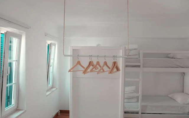 123 Embaixador Hostel