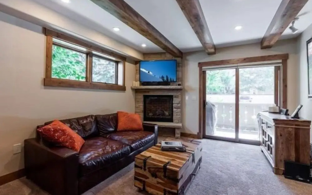 Villa Cortina 130 Condo Short Walk to Vail Village by RedAwning