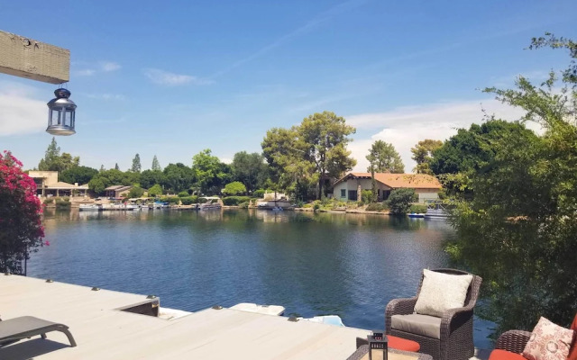 Sun Deck, Hot Tub & Kayak: Lakefront Tempe House